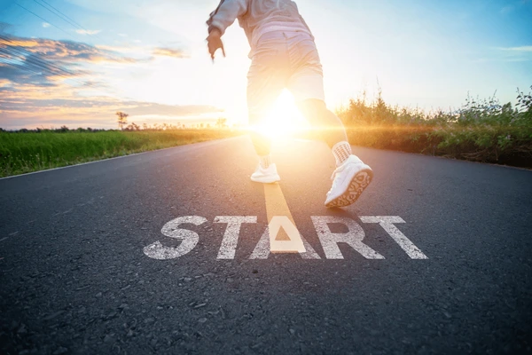 athletes-starting-run-on-road-600nw-2385025901